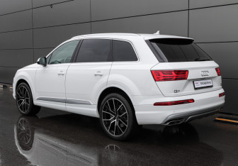 Подержанный автомобиль Audi Q7 2016 года (6 фото)