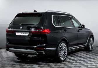 Подержанный автомобиль BMW X7 2022 года (5 фото)