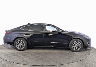 Подержанный автомобиль Hyundai Sonata 2022 года (4 фото)