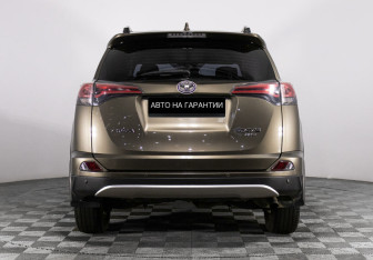 Подержанный автомобиль Toyota RAV4 2015 года (4 фото)