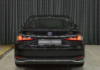 Подержанный автомобиль Lexus ES 2019 года (5 фото)