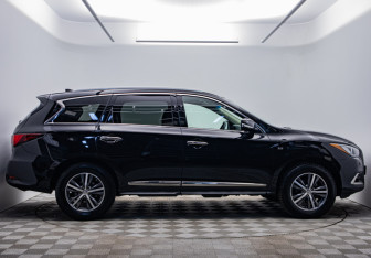 Подержанный автомобиль Infiniti QX60 2017 года (4 фото)