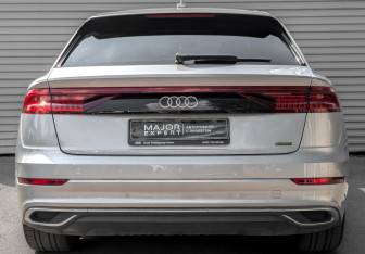 Подержанный автомобиль Audi Q8 2021 года (6 фото)