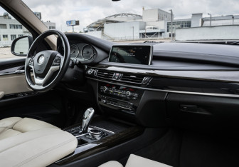 Подержанный автомобиль BMW X5 2014 года (14 фото)