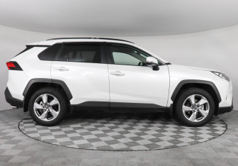 Подержанный автомобиль Toyota RAV4 2021 года (4 фото)