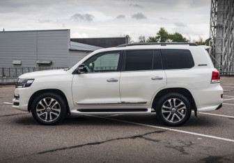 Подержанный автомобиль Toyota Land Cruiser Suv 2017 года (10 фото)