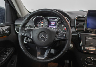 Подержанный автомобиль Mercedes-Benz GLE 2017 года (13 фото)