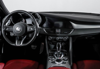 Подержанный автомобиль Alfa Romeo Giulia 2023 года (12 фото)