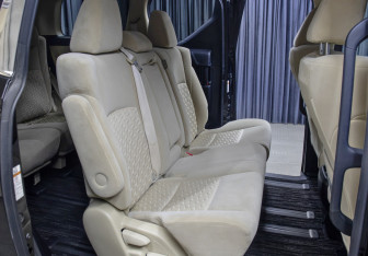 Подержанный автомобиль Toyota Vellfire 2016 года (14 фото)