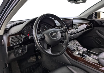 Подержанный автомобиль Audi A8 2013 года (15 фото)