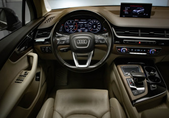 Подержанный автомобиль Audi Q7 2016 года (9 фото)