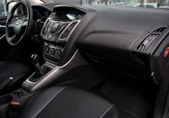 Подержанный автомобиль Ford Focus Hatchback 2011 года (9 фото)