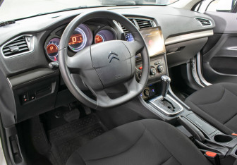 Подержанный автомобиль Citroen C4 Sedan 2014 года (16 фото)