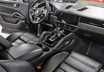 Подержанный автомобиль Porsche Cayenne 2021 года (10 фото)