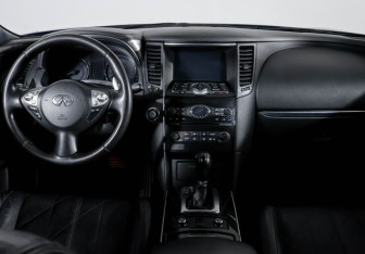 Подержанный автомобиль Infiniti QX70 2014 года (12 фото)