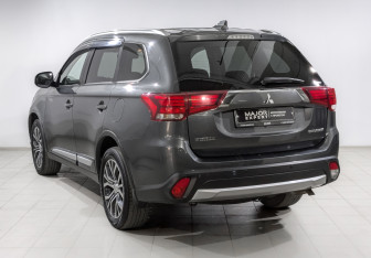 Подержанный автомобиль Mitsubishi Outlander 2018 года (7 фото)