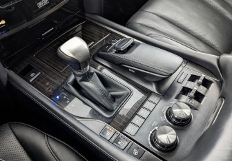 Подержанный автомобиль Lexus LX 2018 года (21 фото)