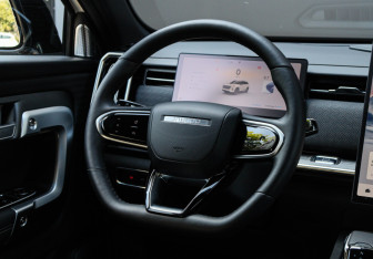 Подержанный автомобиль Jaecoo J7 2024 года (12 фото)