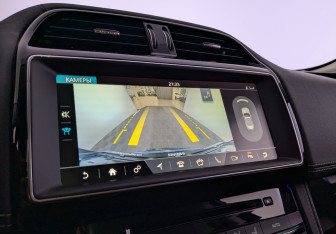 Подержанный автомобиль Jaguar F-Pace 2017 года (17 фото)