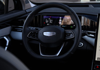Подержанный автомобиль Geely Atlas 2023 года (13 фото)