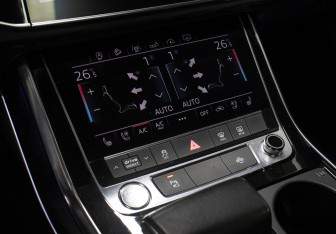 Подержанный автомобиль Audi Q8 2019 года (17 фото)