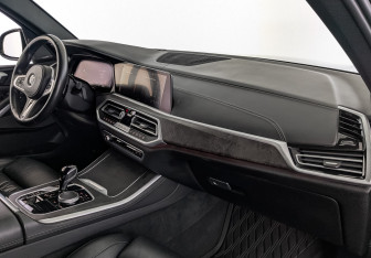 Подержанный автомобиль BMW X5 2022 года (11 фото)