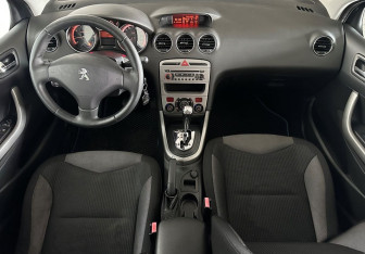 Подержанный автомобиль Peugeot 308 Hatchback 2012 года (11 фото)