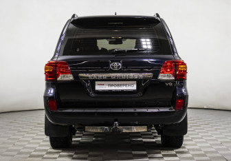 Подержанный автомобиль Toyota Land Cruiser Suv 2015 года (6 фото)