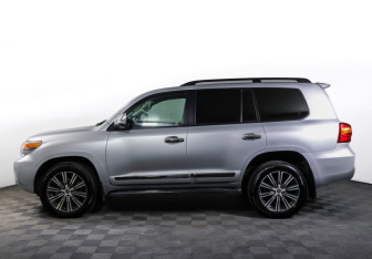 Подержанный автомобиль Toyota Land Cruiser Suv 2012 года (8 фото)
