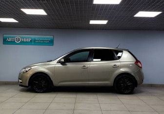 Подержанный автомобиль Kia Ceed Hatchback 2010 года (8 фото)