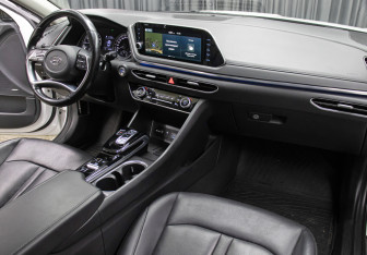 Подержанный автомобиль Hyundai Sonata 2020 года (11 фото)