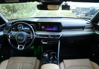 Подержанный автомобиль Kia K5 2020 года (12 фото)