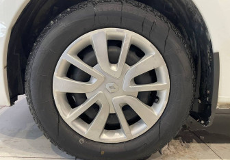 Подержанный автомобиль Renault Logan Sedan 2015 года (18 фото)