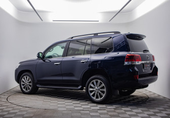 Подержанный автомобиль Toyota Land Cruiser Suv 2017 года (7 фото)