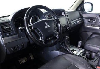 Подержанный автомобиль Mitsubishi Pajero 2015 года (14 фото)