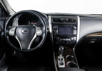 Подержанный автомобиль Nissan Teana 2015 года (10 фото)