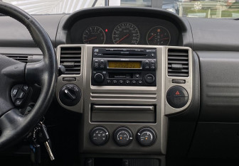 Подержанный автомобиль Nissan X-Trail 2005 года (12 фото)