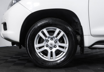 Подержанный автомобиль Toyota Land Cruiser Prado 2012 года (26 фото)