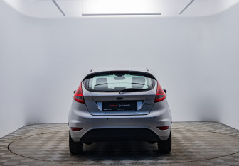 Подержанный автомобиль Ford Fiesta Hatchback 2010 года (6 фото)