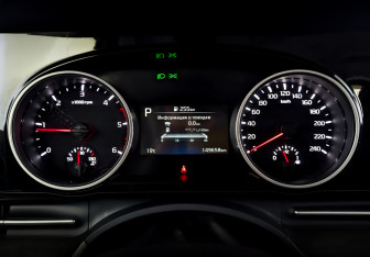 Подержанный автомобиль Kia Carnival 2022 года (13 фото)