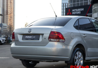 Подержанный автомобиль Volkswagen Polo Sedan 2011 года (18 фото)