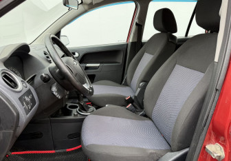 Подержанный автомобиль Ford Fusion 2007 года (10 фото)