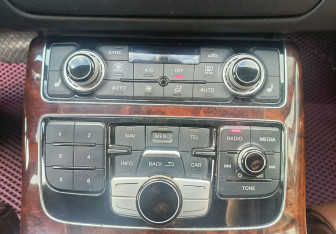 Подержанный автомобиль Audi A8 2014 года (18 фото)