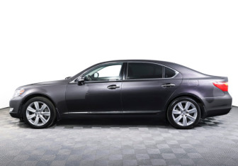 Подержанный автомобиль Lexus LS 2010 года (8 фото)