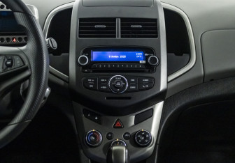 Подержанный автомобиль Chevrolet Aveo Hatchback 2013 года (16 фото)