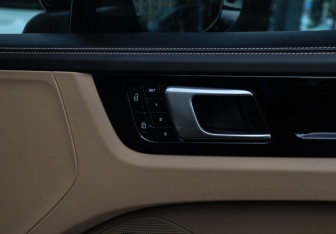 Подержанный автомобиль Porsche Cayenne 2019 года (10 фото)