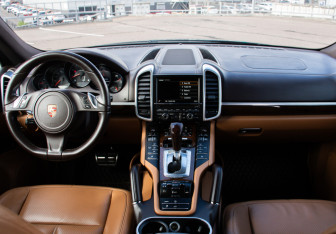 Подержанный автомобиль Porsche Cayenne 2013 года (13 фото)