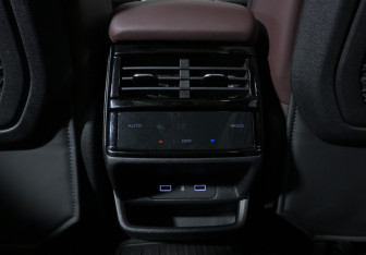 Подержанный автомобиль Geely Monjaro 2024 года (22 фото)