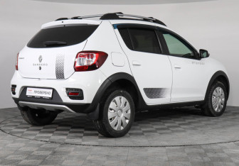 Подержанный автомобиль Renault Sandero 2017 года (5 фото)