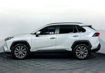 Подержанный автомобиль Toyota RAV4 2021 года (8 фото)